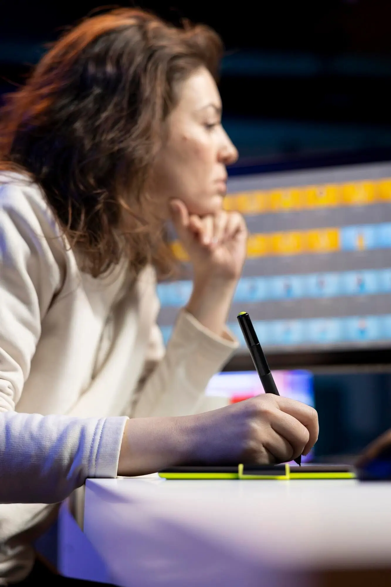 Крупным планом редактор фотографий выполняет цветокоррекцию с помощью графического планшета.