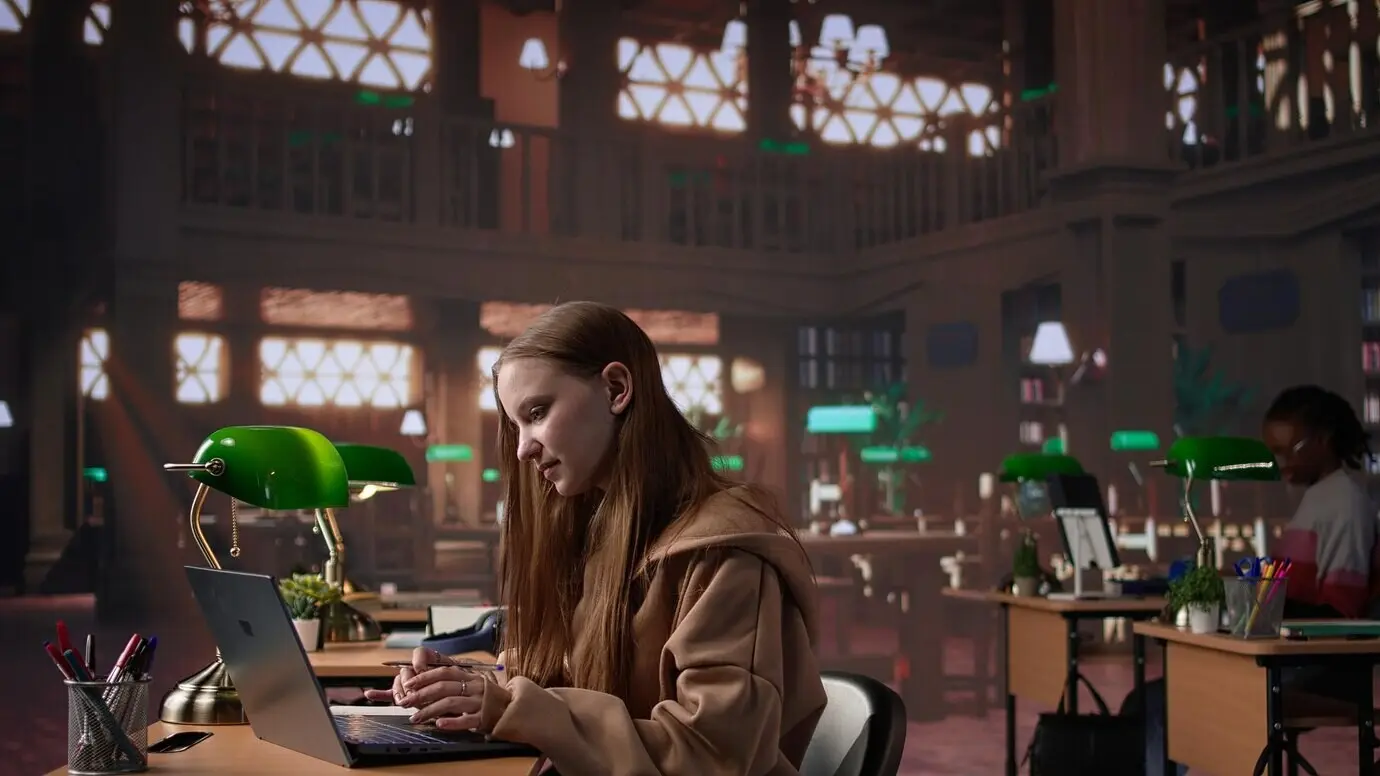 Студентка читает и делает подробные записи для экзамена.