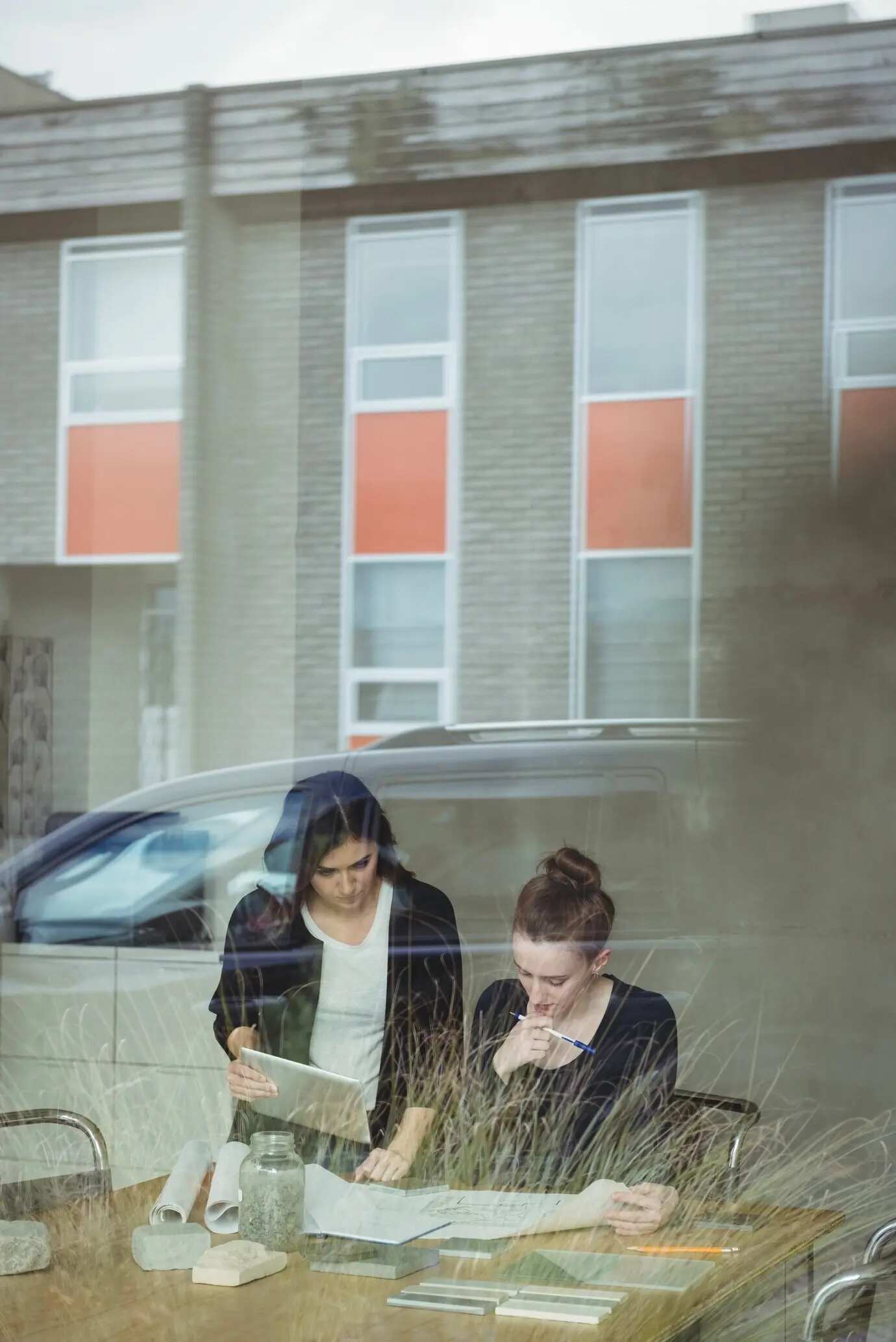 Руководители компании обсуждают чертёж.