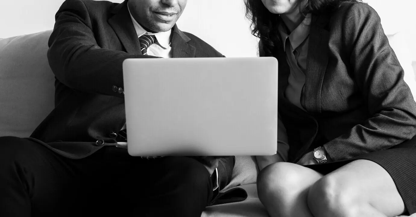 Деловые люди, работающие с гаджетами.